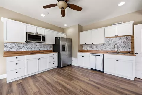 Kitchen - 195 Morgan Ct, Cedar Rapids, IA 52411 photo 4 of 5