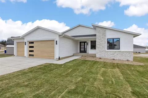 Exterior - 717 Pointer Cir, Center Point, IA 52213 photo 1 of 7