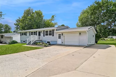 1512 Rainbow Dr, Belle Plaine, IA 52208