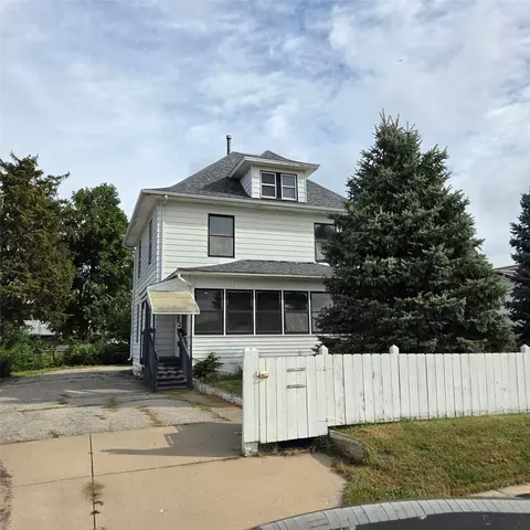 2828 33rd Ave SW, Cedar Rapids, IA 52404
