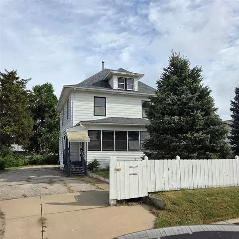 2828 33rd Ave SW, Cedar Rapids, IA 52404