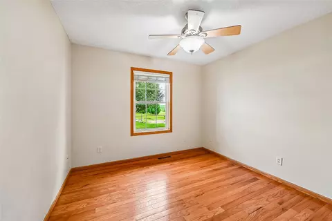 Bedroom - 6203 32nd Ave, Shellsburg, IA 52332 photo 3 of 6