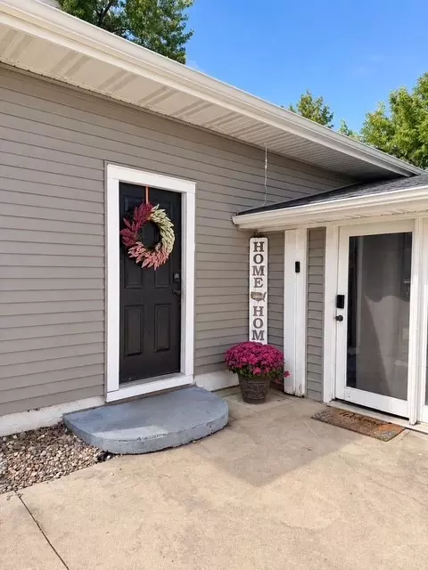 Exterior - 3823 E Avenue Ave NE, Cedar Rapids, IA 52402 photo 3 of 5