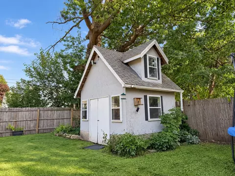 Exterior - 3823 E Avenue Ave NE, Cedar Rapids, IA 52402 photo 4 of 5
