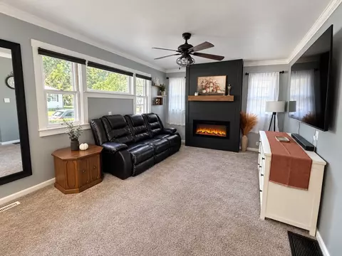 Living - 3823 E Avenue Ave NE, Cedar Rapids, IA 52402 photo 1 of 2