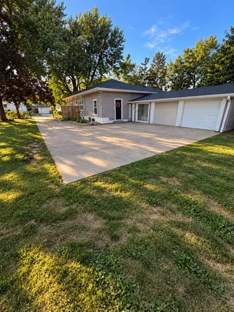 Exterior - 3823 E Avenue Ave NE, Cedar Rapids, IA 52402 photo 2 of 5