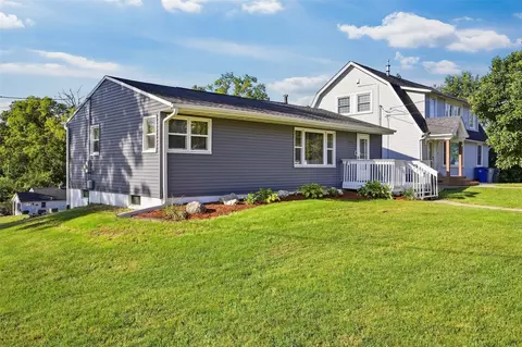 227 29th Ave SW, Cedar Rapids, IA 52404