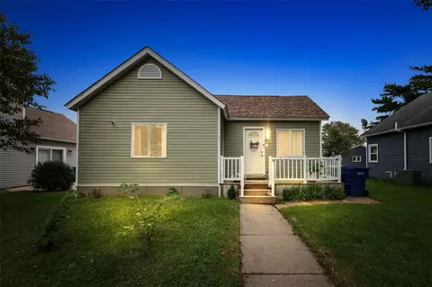 105 8th St, Van Horne, IA 52346