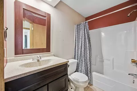 Bath - 5013 N Willowbend Rd NE, Cedar Rapids, IA 52411 photo 2 of 3