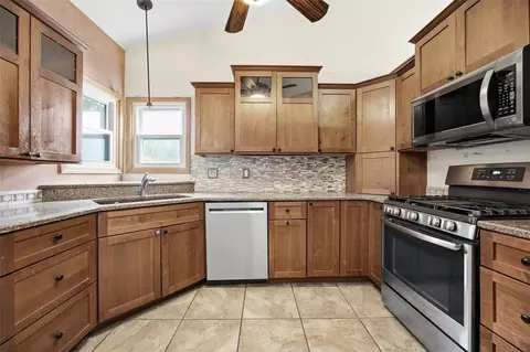 Kitchen - 5013 N Willowbend Rd NE, Cedar Rapids, IA 52411 photo 3 of 4