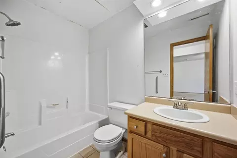 Bath - 5013 N Willowbend Rd NE, Cedar Rapids, IA 52411 photo 3 of 3