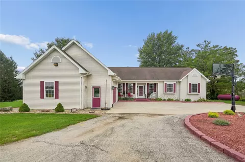 9902 Dutch Creek Dr, Anamosa, IA 52205