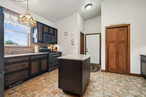 Kitchen - 285 Jappa Rd, Ely, IA 52227 photo 2 of 5