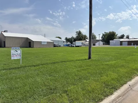 92-98 Main St, Newhall, IA 52315