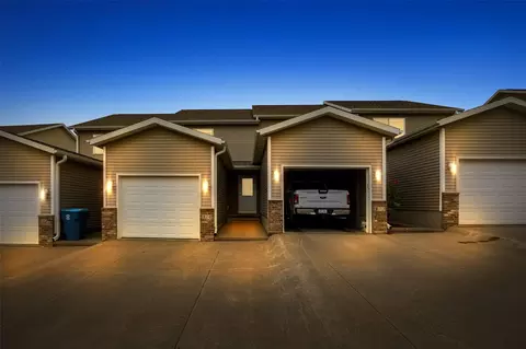 370 Kelso Dr, Fairfax, IA 52228