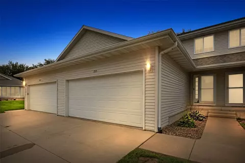 3535 Stoney Point Rd SW, Cedar Rapids, IA 52404