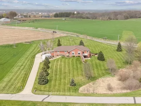 3752 Lacina Dr SW, Iowa City, IA 52240