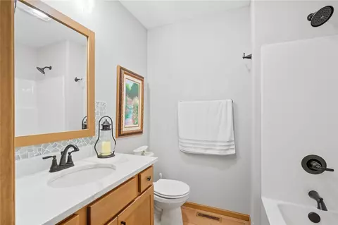 Bath - 1318 Beringer Ct NE, Cedar Rapids, IA 52402 photo 2 of 3