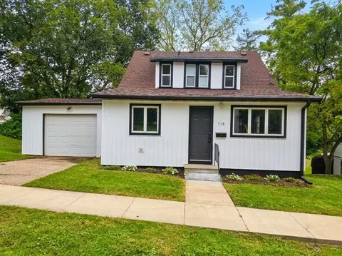 318 W 4th St, Monticello, IA 52310