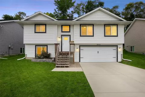 2012 SW Holly Meadow Ave, Cedar Rapids, IA 52404