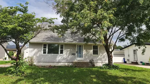 3308 H Ave NW, Cedar Rapids, IA 52405