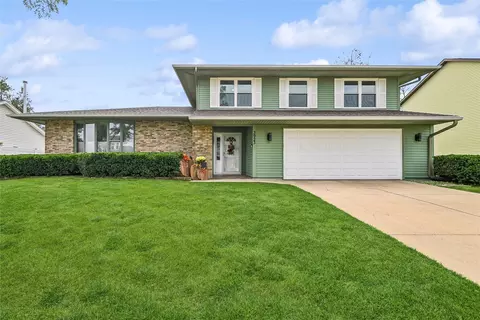 3923 Roxbury Dr NW, Cedar Rapids, IA 52405