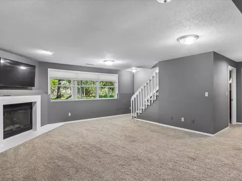 Living - 801 E Post Rd SE, Cedar Rapids, IA 52403 photo 5 of 6
