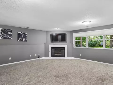 Living - 801 E Post Rd SE, Cedar Rapids, IA 52403 photo 4 of 6
