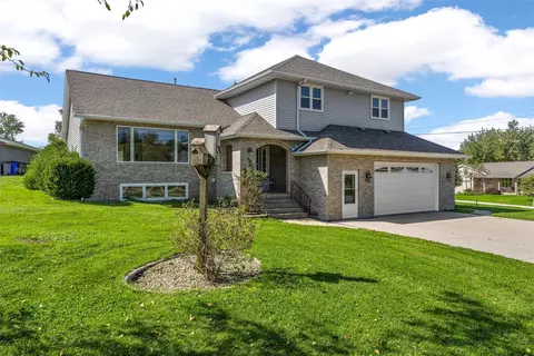1370 Wiley Blvd NW, Cedar Rapids, IA 52405