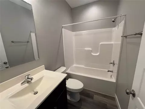 Bath - 1422 Eagleview Dr, Fairfax, IA 52228 photo 3 of 3