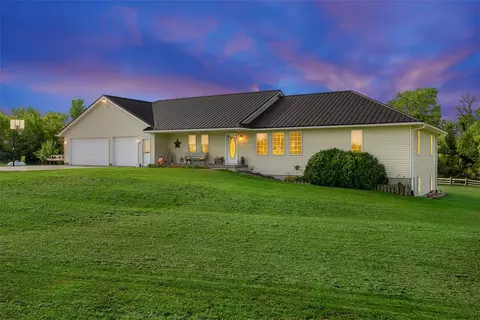 2976 61st Street Ln, Vinton, IA 52349