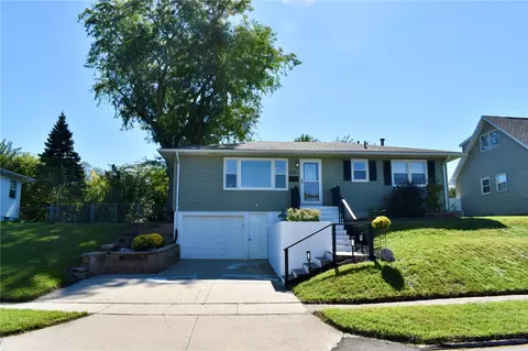 2165 Country Club Dr, Marion, IA 52302