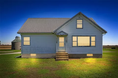 7222 25 Ave, Newhall, IA 52315