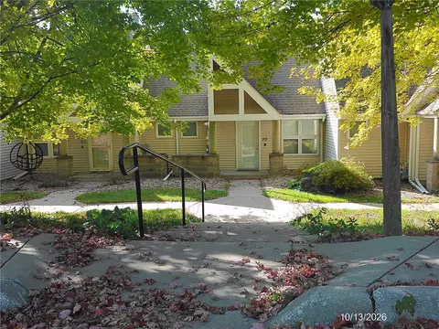 425 27th St #20, Amana, IA 52203