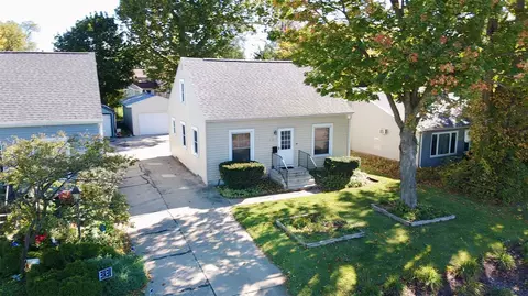 3827 C Ave NE, Cedar Rapids, IA 52402