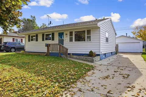 1643 Arizona Ave NE, Cedar Rapids, IA 52402