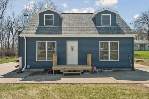 129 Northwood Dr, Hiawatha, IA 52233