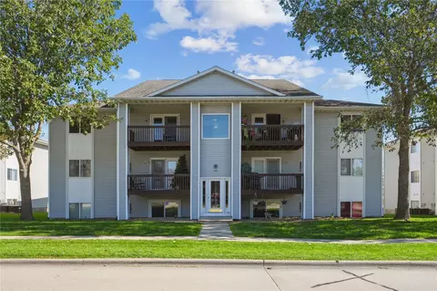 560 Augusta Cir #9, North Liberty, IA 52317