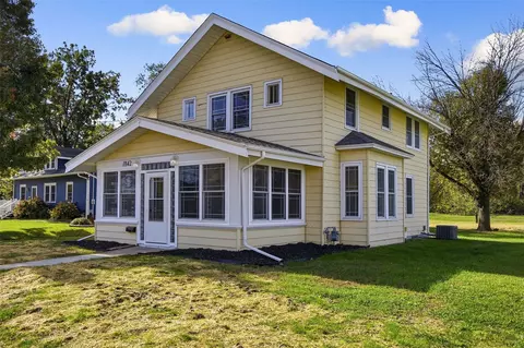 1842 Ellis Blvd NW, Cedar Rapids, IA 52405