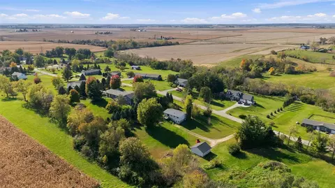 1611 High View Dr, Mount Vernon, IA 52314