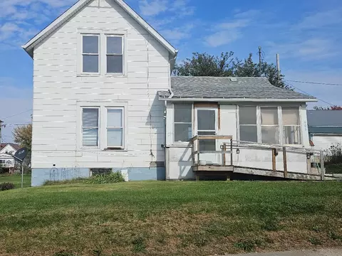 606 16th St, Belle Plaine, IA 52208