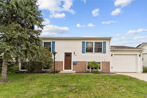 709 Jacolyn Dr NW, Cedar Rapids, IA 52405