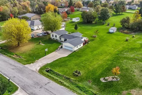 6701 N Glen Dr, Palo, IA 52324