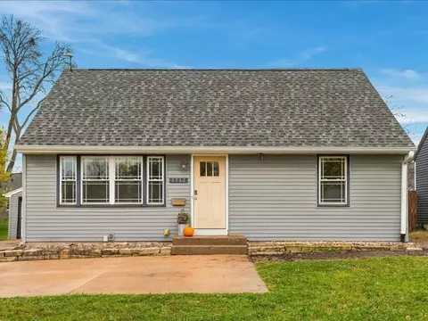 3832 Mount Vernon Rd, Cedar Rapids, IA 52403