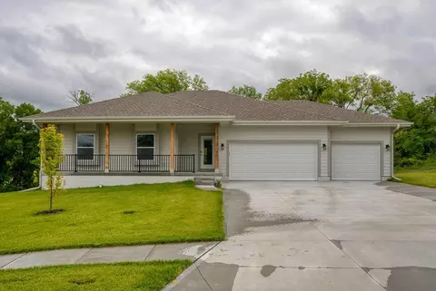 1339 Copper Mountain Dr, Crescent, IA 51526