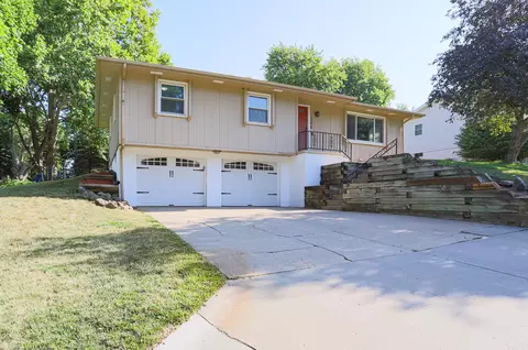 308 Red Bud Ln, Council Bluffs, IA 51503