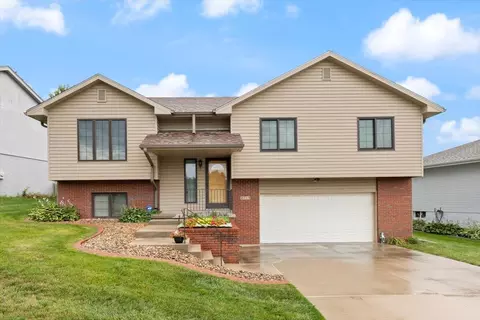 2713 Twelve Oaks Dr, Council Bluffs, IA 51503