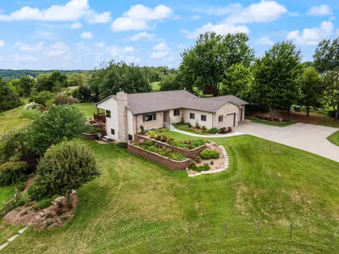 19099 Monroe Ln, Crescent, IA 51526