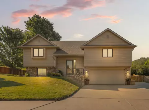 2833 Tara Hills Cir, Council Bluffs, IA 51503