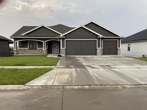 211 Augusta Dr, Treynor, IA 51575